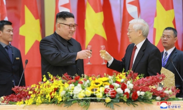 김정은 위원장은 전날 응우옌 푸 쫑 베트남 공산당 서기장 겸 국가주석과의 양자 정상회담에서 “베트남 국민이 이룬 국제통합과 사화 경제발전에서 이룬 성과를 보게 되어 기쁘다”면서 “베트남과 국가건설, 사회 경제발전 경험을 공유하고 교류를 강화하고 싶다”고 밝혔다.