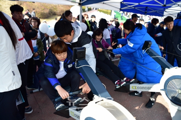 진주시청 조정부가 조정 무료 체험행사를 가지고 있다.