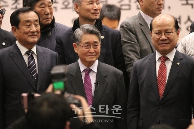 지난 2월 8일 5.18 국회공청회에 발표자로 참여한 지만원 박사와 5.18 진상규명 국회공청회를 주최한 이종명 자유한국당 의원