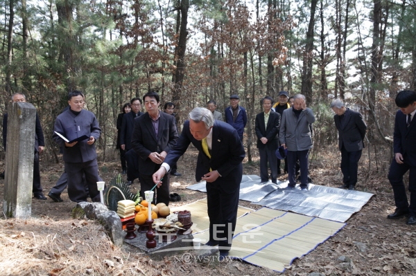 윤상기 하동군수가 이병홍 지사 추념제에서 헌화 분향하고 있다.