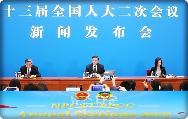 당 중앙은 지난 2월 하순 당의 정치건설 강화에 관한 의견을 발표하고, 당의 핵심으로서의 시진핑 총서기의 자리를 단호하게 옹호하고, 당의 정치지도를 견지하라고 요구했다. 이는 시진핑 지도부에 대한 반대 의견을 용납하지 않을 것임을 분명히 한 것으로 전인대를 앞두고 당내 단속에 열을 올려왔다.