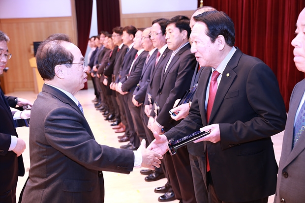 오거돈 부산시장으로 부터 수상받는 허영배 대표이사