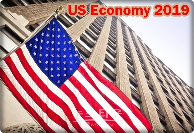 2019 회계연도(2018년 10월~2019년 9월)의 지금까지의 누적적자는 전년 동기대비 76.6%증가한 3천 102억5000만 달러(약 350조 1천 791억 원). 같은 기간의 관세수입은 전년 동기의 2배 가까운 244억 5500만 달러(약 27조 6천 23억 원)였다.