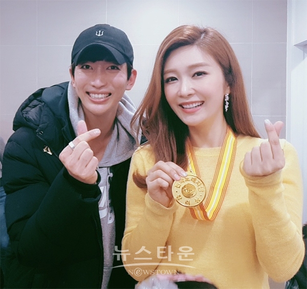 배우 김동찬(왼쪽)과 이정민 아나운서(오른쪽) 셀카 인증샷