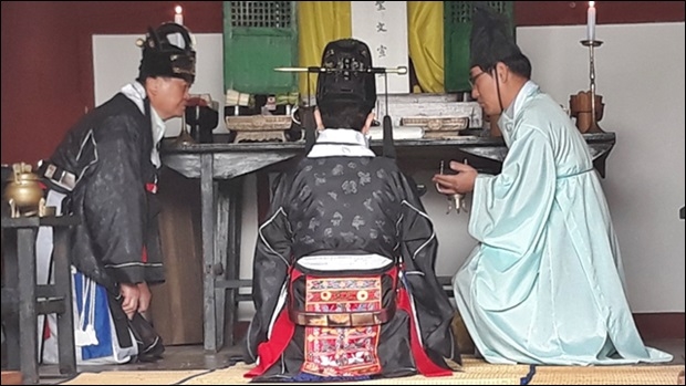 박정현 대전 대덕구청장이 회덕향교에서 초헌관 봉행했다.