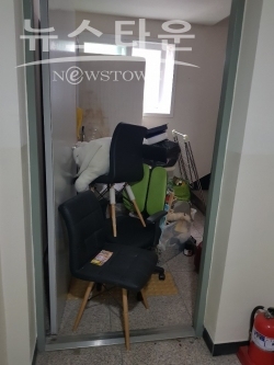 비상구에 장애물을 쌓아둔 모습