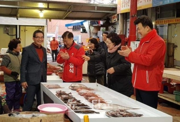 15일 새벽 통영 서호시장 방문 , 동영. 고성 정점식 후보자 지원유세에 나선 윤 영석 경남도당 위원장