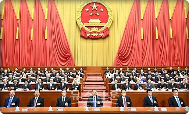 도널드 트럼프 미국 대통령의 출범 이후 중국의 불공정 무역거래, 지적재산권 침해, 기술이전 강요 등에 대한 중국 측의 구조적인 해결을 해야 한다며 강한 압박을 가해왔다.
