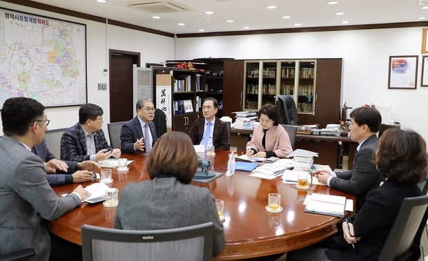왼쪽부터 송치용 도의원, 이재정 교육감, 정장선 시장, 양미자 교육장, 정승채 총무국장