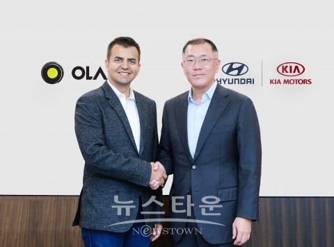 (왼쪽부터)올라의 바비쉬 아가르왈 CEO와 현대차그룹 정의선 수석부회장이 만나 구체적 협력 방안을 논의한 뒤 기념촬영을 하고 있다