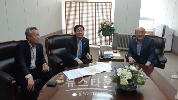윤상기 하동군수(왼쪽)와 정현복 광양시장(오른쪽)이 19일 기획재정부를 찾아 구윤철 제2차관(가운데)에게 섬진강 관련 사업에 대한 국고예산 지원을 건의하고 있다.