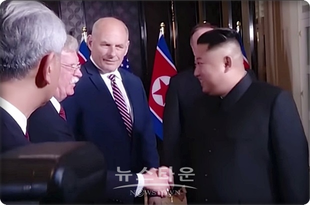볼튼 보좌관은 “미국의 주된 목표(prime objective)는 당초의 북한의 비핵화(denuclearization of North Korea)"라고 강조하고, 트럼프 대통령이 미국의 비핵화 정의(our definition of denuclearization)를 영어와 한글로 각각 작성을 해 김정은 북한 국무위원장에게 전달했다고 말했다.