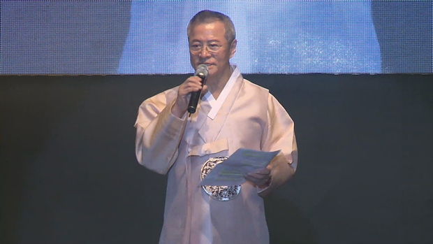 '3.1절 100주년 기념 한복패션쇼'에서 배우 임병기가 축사를 하고 있다.