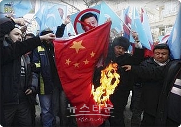 미 국무부의 2018년 인권보고서에 따르면, 중국이 “약 80~100만 명 이상의 위구르족이나 카자흐족 등의 이슬람교도(무슬림)를 수용하는 대규모 시설로 자의적으로 구속 수감을 하고 있다”고 추정하고, “종교와 민족의 독자성을 없애려는 것이 목적”이라고 밝혔다.