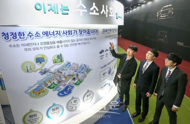 2019서울모터쇼의 ‘수소에너지 특별 홍보관’에서 관람객들이 수소에너지 사회에 대한 설명을 듣고 있다.