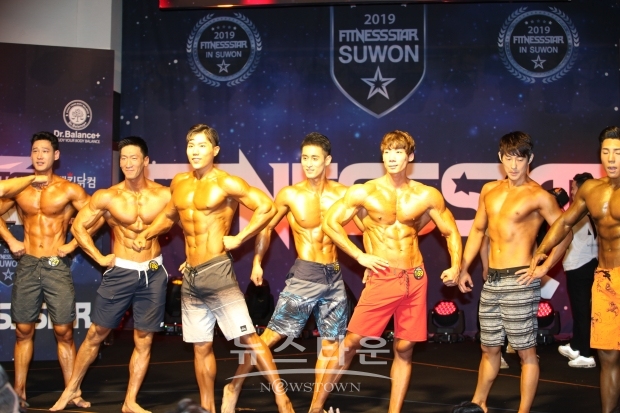 자신감에 찬 건강미를 뽐내는 피지크 선수들