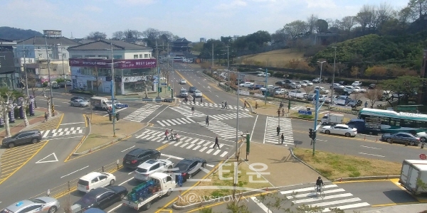 대각선횡단보도가 설치된 인사광장 교차로