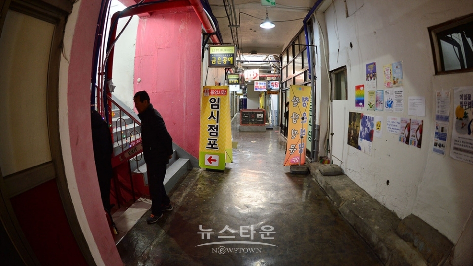 임시점포로 가는 통로와 천막상점