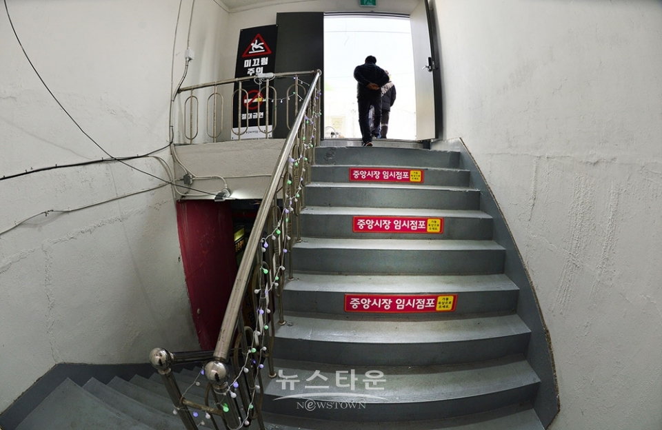 임시점포로 가는 통로와 천막상점