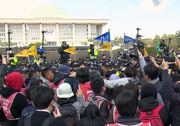 지난 3일에는 민노총 조합원들이 국회 진입을 시도하며 경찰과 충돌하고 있다.