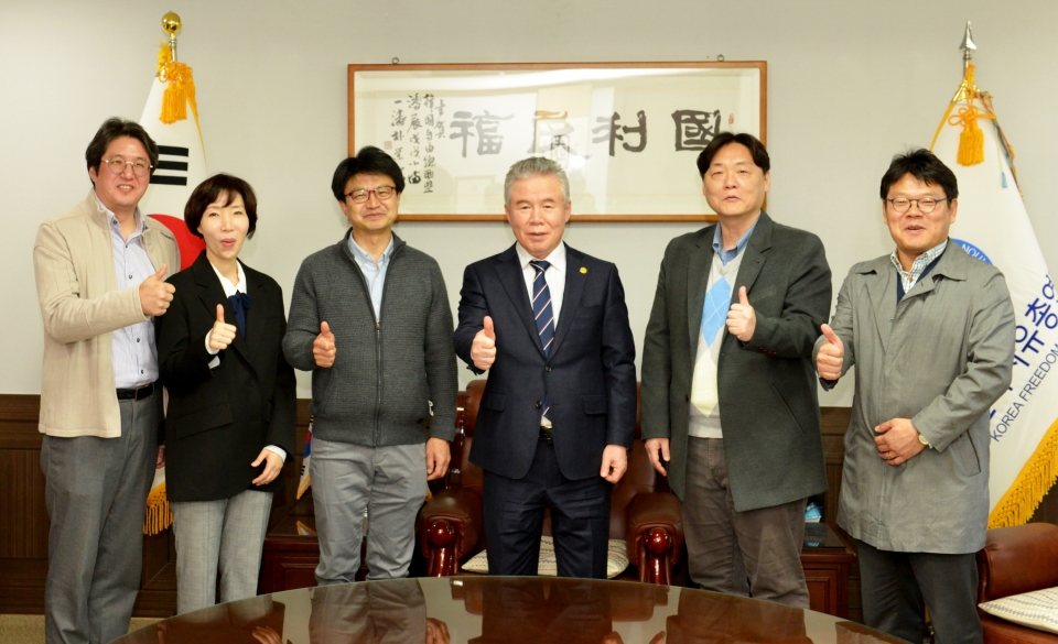 자총 박종환 총재와 위원들(좌로부터 임성학 교수, 서현진 교수, 강원택 교수, 박종환 총재, 최준영교수, 한정훈 교수)