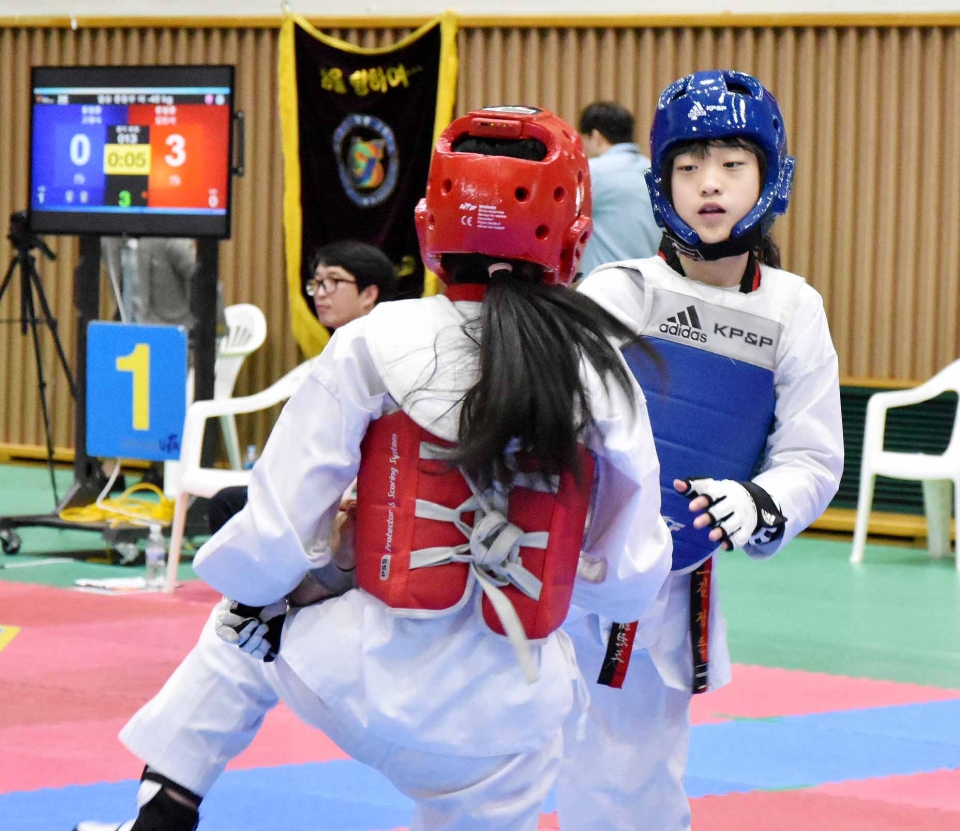 지난 6일 울산 종하체육관에서 열린 제48회 전국소체 울산대표 최종 선발대회 결승전에서 방어진초등학교 조하은을 공격하고 있다.