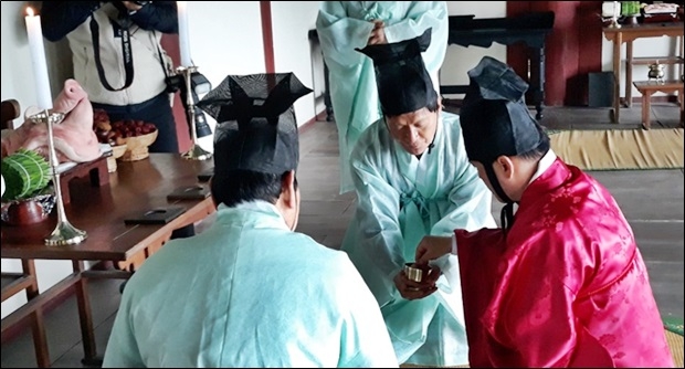 초헌관 황인호 동구청장이 봉행하고 있다.