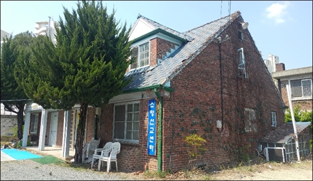단지 내에 소재하는 선교사 사택의 문화재 등록여부가 새롭게 대두된 쟁점이다.