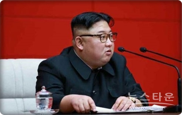김정은 위원장은 최고인민회의 제 14기 제 1차 회의 2일째 회의에 참석해 시정연설을 통해 “미국이 올바른 자세를 가지고, 우리와 공유할 수 있는 방법론을 찾는 조건에서 제 3차 수뇌회담을 하자고 한다면, 우리로서도 한 번 더 해볼 용의가 있다”면서 북미 대회 가능성을 열어 놓았다.