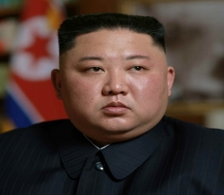 11일 열린 최고인민회의 제14기 제1차 회의 관련 보도와 함께 노동신문에 실린 김정은의 모습.