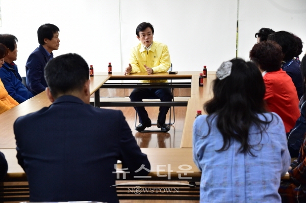 조규일 진주시장이 17일 오후 2시 30분 가좌주공3차A 방화 흉기사건과 관련해 가호동 조직단체장들과 회의를 하고 있다.