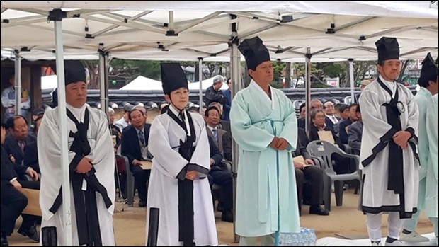 송모제레를 위해 헌관들이 서 있다.