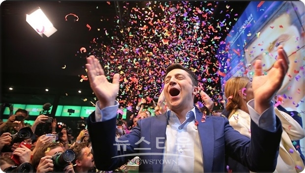 승리를 환호하는 젤렌스키(위 사진)는 유럽연합(EU)이나 북대서양 조약기구(NATO)에의 가맹 방침을 견지 하면서, 러시아의 블라디미르 푸틴 대통령과의 교섭 자세를 보였다. 그는 대러시아 강경 노선을 관철한 포로센코 대통령과와의 차이를 강조해 왔다. 향후 외교노선이 주목받고 있다.