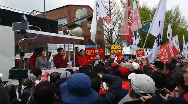 지난 20일 청와대 앞에서 행진 후 마무리 연설하는 황교안 자유한국당 대표