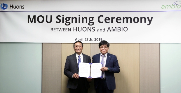 지난 22일 휴온스 판교 본사에서 휴온스 엄기안 대표(사진 우측)와 앰비오 크리스 바이 대표(사진 좌측)가 MOU를 체결했다