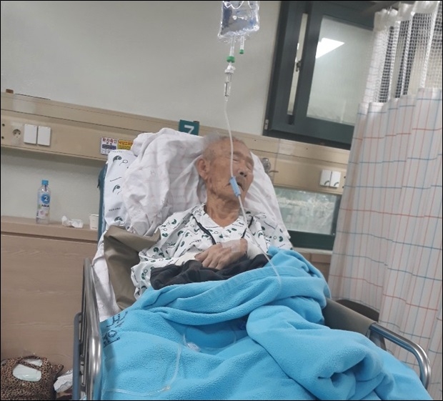 모 병원 응급실에서 치료중인 환자