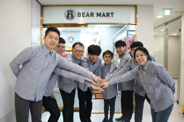 대웅제약은 23일 삼성동 본사 지하1층에 발달장애인 고용과 직원복지를 동시에 달성하는 사내매점 ‘베어마트’를 설립했다. 베어마트에는 총 12명의 발달장애인과 2명의 발달장애 직무전문가가 함께 일을 한다