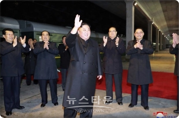 조선중앙통신 보도에 따르면, 김평해(金平海) 등 3명의 노동당 부위원장 외에 리용호 외무상, 최선희 제 1부상 등 외교를 담당하는 주요 간부들이 동행했다. 반면 미국과 한국에 대한 외교 작업을 총괄해 온 김영철 당 부위원장을 수행자 이름에 올리지 못했다. 김정은 부인 리설주의 동행 여부도 알려지지 않았다.