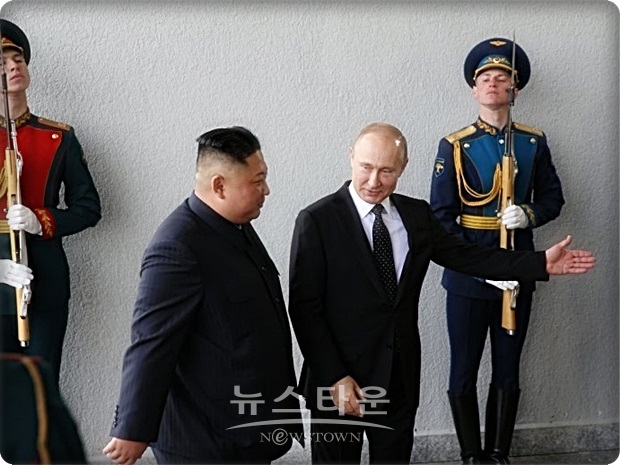 김정은 위원장이 북-러 국경을 넘어 러시아 하산에서 러시아-북한 친선의 집을 방문했을 때도 영접을 나온 건 알렉산드르 코즐로프 극동·북극개발 장관, 올렉 코줴먀코 연해주 주지사 등으로 최고위급과는 거리가 멀었다. 이들은 블라디보스토크 역에서도 김정은 위원장을 영접했다.