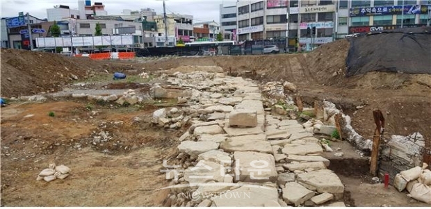 추정 남문지 기단석