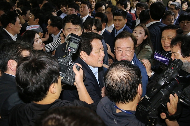 자유한국당 소속 국회의원들과 보좌진 등이 25일 패스트트랙 합의 사안을 저지하기 위해 국회 본청에서 거세게 항의하고 있다.