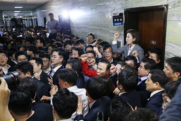 지난 25일 자유한국당 소속 국회의원들과 보좌진들이 패스트트랙 사안 합의 저지를 위해 국회 본청 곳곳에서 항의하고 있다.