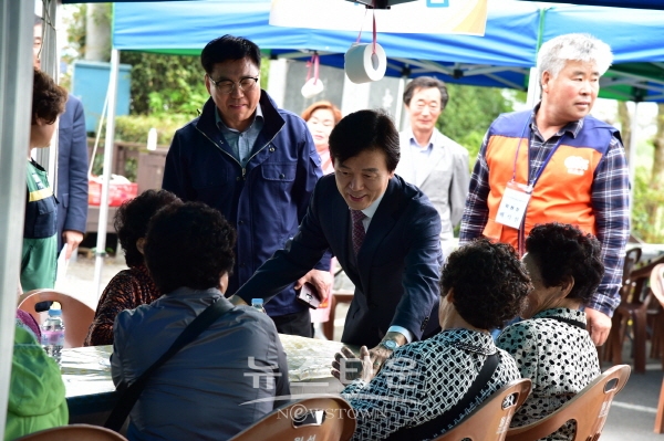 금곡면에서 진행된 찾아가는 맞춤형 봉사의 날에 참여하고 있는 조규일 진주시장