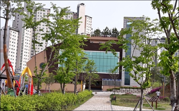 양지근린공원에 소재하는 옛 성산교회 건물