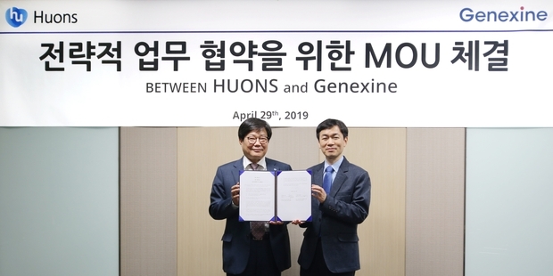 29일 휴온스 판교 본사에서 휴온스 엄기안 대표(사진 좌측)와 제넥신 서유석 대표가 ‘바이오 개발 과제 공동 연구’를 위한 MOU를 체결했다