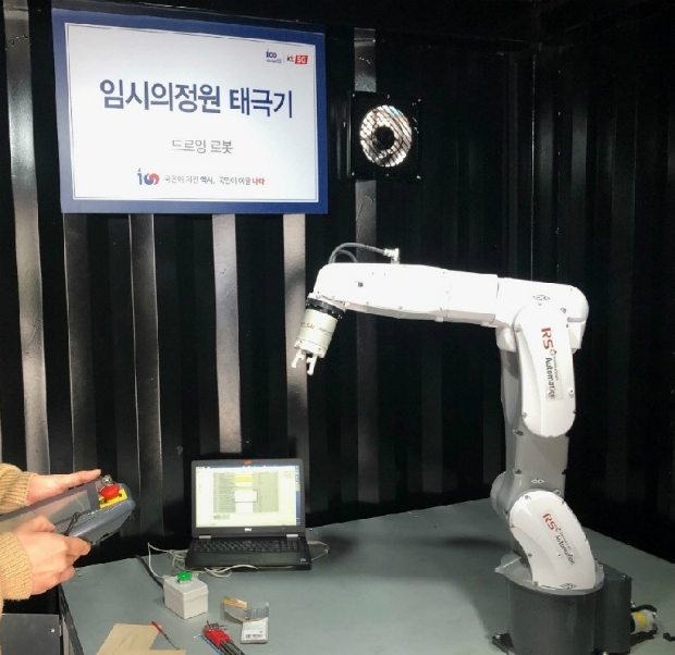 상해임시정부100주년 기념관에서 ‘임정태극기’를 구현하고 있는 알에스오토메이션의 스마트로봇 모습