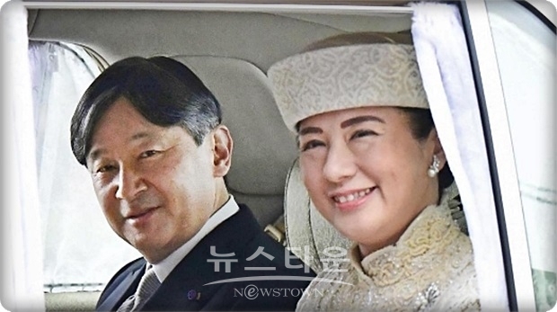 일왕의 양위는 에도시대(江戸時代)의 고 카쿠(光格) 일왕 이후 2020년 만의 일이며, 헌정사상 최초이다. 새 일왕은 59세로 전후세대의 첫 왕이 됐다. 새 왕은 5월 1일 왕궁에서 왕위 계승에 따른 국가 행위인 ‘겐지토쇼케이노기’(剣璽等承継の儀)‘로 불리는 왕위 승계식을 갖는다. 또 1일 오전 11시 10분부터는 나루히토 새 일왕이 즉위 후 처음으로 국민 앞에 서는 이른바 “조현 의식(即位後朝見の儀)”이 10분간 진행된다.