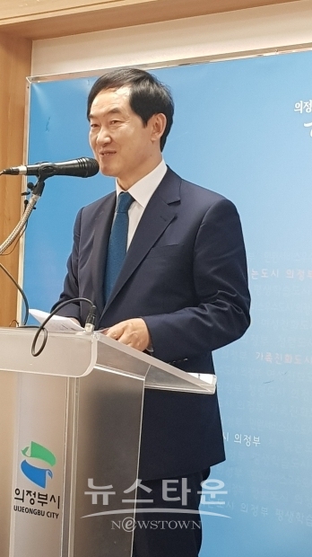 의정부시 안병용시장이 지난 2일 의정부시청 기자실 잠정폐쇄에 대해 자초지종을 설명하고 있다
