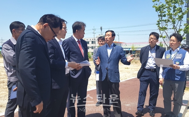 현대엘리베이터(주) 장병우 대표가 5월 7일 투자 예정부지인 충주시 용탄동 제5산업단지를 방문했다.