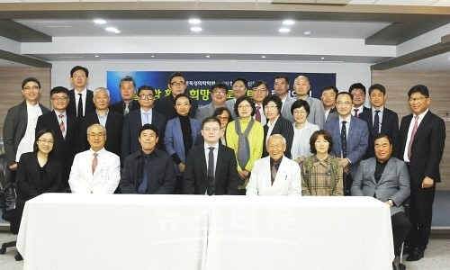 말기암 환우 희망프로젝트를 주도하고 있는 한독생의학학회, 한국방송신문협회, 중국 푸다종양병원 등 3자 간의 교류협력체결식 등 11개 기관의 교류협력체결식 모습.(김한정 기자)